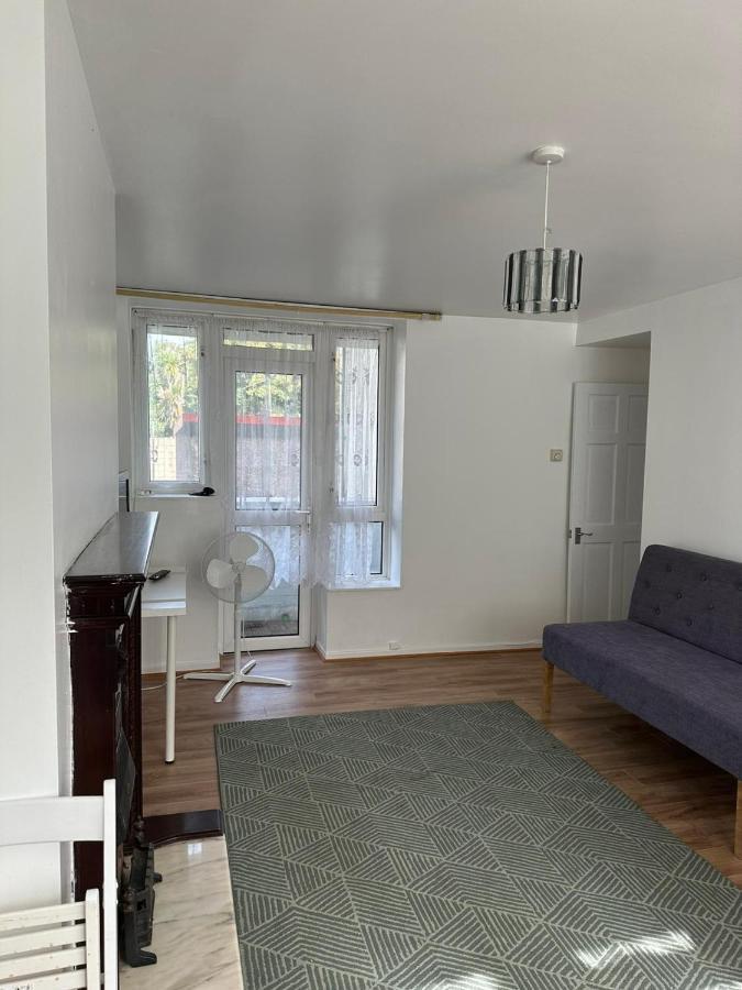 Spacious 2 Bed Flat บาร์คกิ้ง ภายนอก รูปภาพ